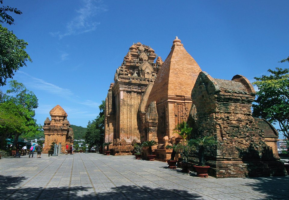 Bốn ngôi tháp được xây dựng năm 817 trên đồi Cù Lao – Nha Trang